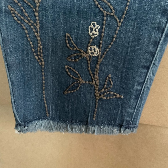 Bandolino Blue Floral Embroidered Jeans. NWT Size 14. Lizbeth Skinny Crop. - Picture 11 of 12
